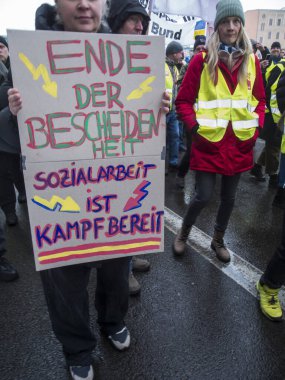 Berlin, Almanya - 13 Şubat 2025: Sendika VER.DI ve kamu çalışanları Berlin Maliye Bakanlığı önünde grev uyarısı.