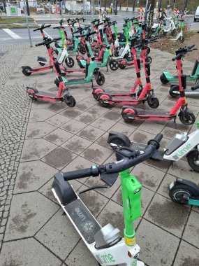 Ungeordnet abgestellte Ansammlung von Elektrorollern auf einem Brgersteig, Berlin.