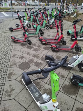 Berlin, Almanya - 20 Şubat 2025: Piktogram, pist planı ve kırmızı çıkış sinyali olan bir platformun sonundaki bariyer.