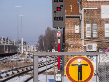 Berlin, Almanya - 20 Şubat 2025: Piktogram, pist planı ve kırmızı çıkış sinyali olan bir platformun sonundaki bariyer.