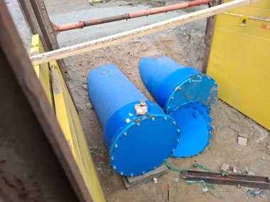 Berlin, Almanya - 16 Mayıs 2025: Landsberger Allee 'deki inşaat çalışmaları sırasında inşaat siperlerindeki 1200 mm' lik iki su boru hattının kör kanatları.