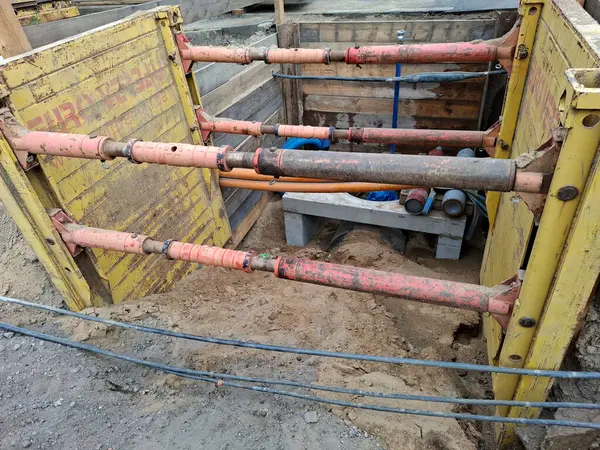 Berlin, Almanya - 16 Mayıs 2025: Landsberger Allee 'de bir akış ölçüm noktası inşa etmek için su kaynaklarının desteklenen bir inşaat siperine bakın.