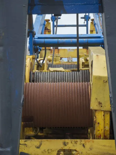 Berlin, Almanya - 16 Mayıs 2025: Landsberger Allee 'de bir akış ölçüm noktası inşa etmek için su kaynaklarının desteklenen bir inşaat siperine bakın.