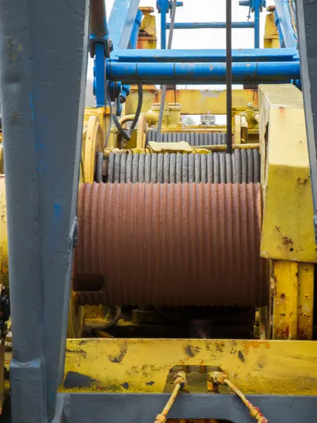 Ağır bir vincin kablo varillerini kapatın..