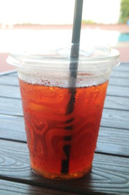 Şekersiz buzlu kahve, sıcak suyla demlenmiş, sonra buz küpleriyle soğutulmuş ve eklenmemiş bir kahve içeceğidir..