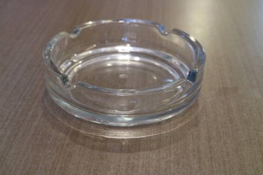 Ahşap masada boş cam kase