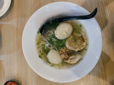 Tavuk ve sebzeli çorba.