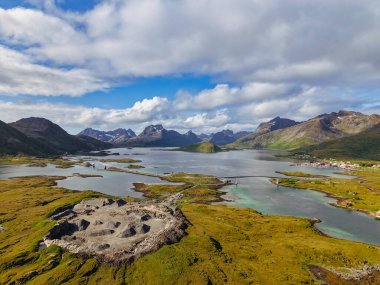 Dağları, küçük gölleri ve dağınık adaları olan dramatik Norveç fiyort manzarası. Açık bir yaz gününde İHA tarafından yakalandı..