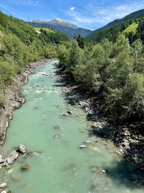 Avusturya 'daki Nehir Hanı' nda, Avusturya 'daki güzel dağ manzaralı.