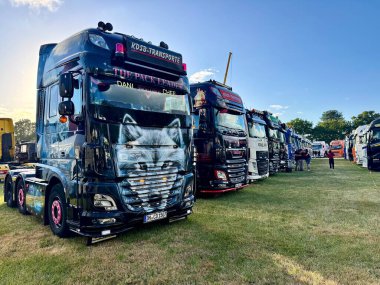 23 Ağustos 2025 Bockhorn, Aşağı Saksonya, Almanya Bockhorn, Almanya 'da bir kamyon fuarında bir dizi güzel kamyonun fotoğrafı.