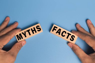 Erkek el ele tutuşma efsaneleri ve gerçekler mavi arka plandaki tahta bloklarda yazılı mesajlar