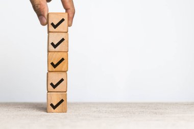 Erkek eli beyaz arkaplanda izole edilmiş işaretli tahta bloklar koydu