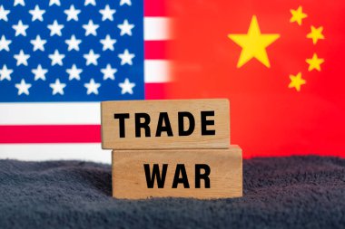 Arka planda Amerika ve Çin bayrağı olan tahta bloklar üzerinde savaş sözcüğü metni değiş tokuşu. İki ülke arasındaki coğrafi politika çatışması kavramı