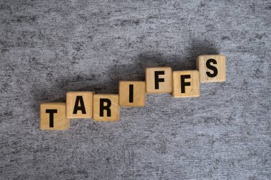 gümrük sözcüğü metni kaldıran tahta bloklar çimento arka planda izole