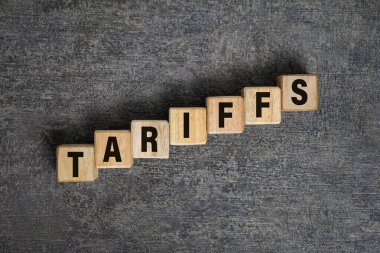 Koyu çimento arka planında izole edilmiş ahşap bloklar kaldırma üzerine tarifeler