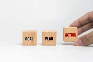 Erkek eli hedef, plan, eylem sözcükleri beyaz arkaplanda izole edilmiş tahta bloklar üzerine metin