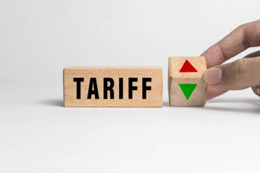 beyaz arkaplanda izole edilmiş tahta bloklar üzerinde metin ve aşağı ok