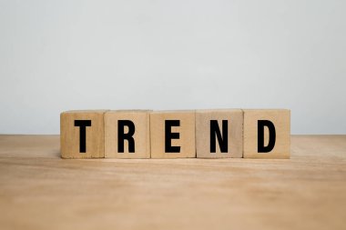 eğilim sözcükleri ahşap yüzeydeki ahşap bloklar üzerinde metin