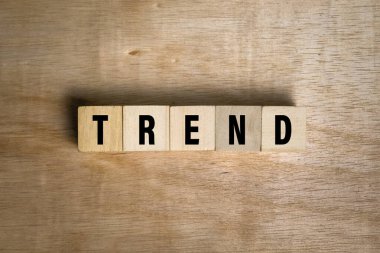 eğilim sözcükleri ahşap yüzeydeki ahşap bloklar üzerinde metin