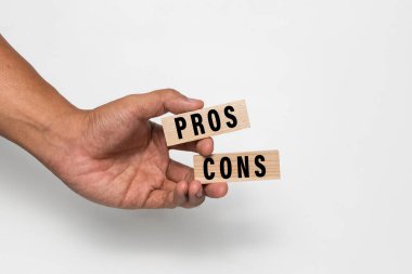 Erkek eller artıları ve eksileri tutarken tahta bloklar beyaz arka planda izole edildi