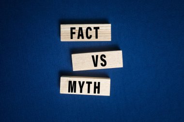 efsaneler ve gerçekler sözcükler mesaj üzerine ahşap bloklar üzerinde koyu mavi arkaplan