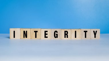 ahşap bloklar üzerindeki bütünlük sözcük metni mavi arkaplan