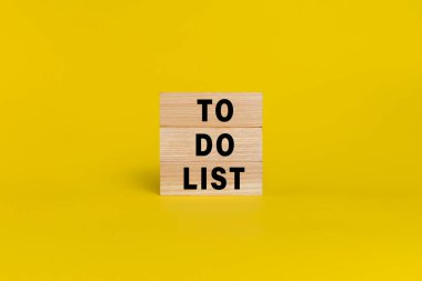 Sarı arkaplanda izole edilmiş tahta bloklarda kelime listesi yapmak için. Boşluğu kopyala