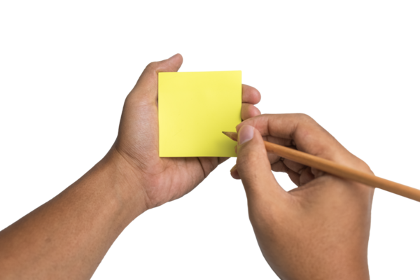 Erkek el ele tutuşup beyaz arka planda izole edilmiş yapışkan notlara yazı yazıyor.
