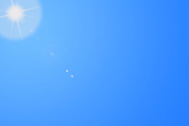 Mavi gökyüzündeki güneş. Parlak sıcak güneş ve mercek açık yaz gökyüzünde parlıyor, güneş ışınları ile güneş ışığı parlıyor. Vektör doğa güneşli bahar manzarası, parlak ışıltı