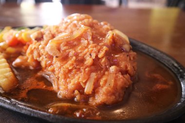 Kızarmış tavuk, kırışık patates kızartması, mısır, havuç, fasulye ve et suyu ile cızırdayan ocağın yakın çekimi lezzetli konforlu yemekleri ve sağlıklı yemekleri temsil ediyor..