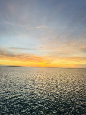 Denizden gün batımı manzarası 