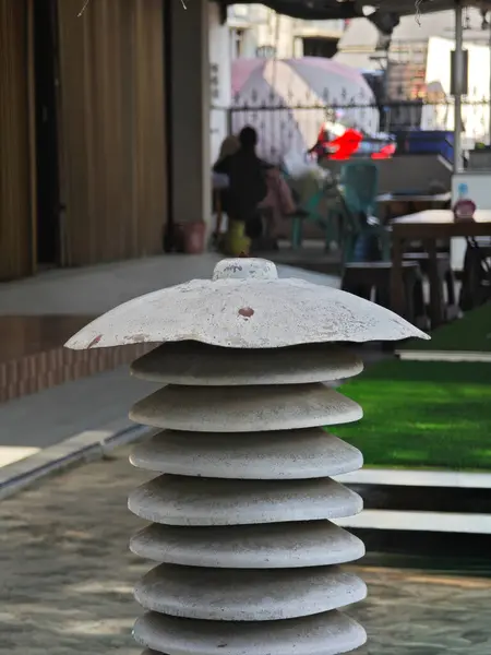 Eşsiz istiflenmiş taş bahçe süsü. Pagoda şeklinde.