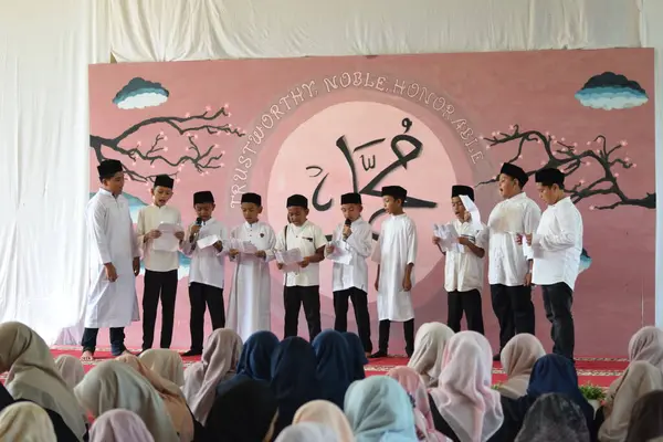 Bireuen, Endonezya - 5 Ekim 2025: Bir dini okul etkinliği sırasında sahnede geleneksel İslami giysiler giymiş bir grup genç erkek çocuğu