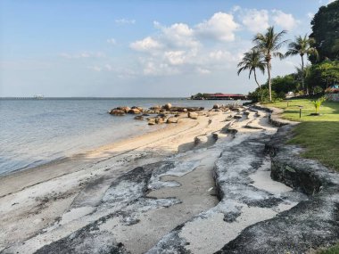 Bintan, Endonezya. 23 Ağustos 2025: Eşsiz bir sahil şeridi beyaz kum ve ilginç kaya oluşumlarının birleşimi.