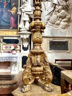 Parma, İtalya. 27 Eylül 2025. Tarihi bir İtalyan Katolik kilisesinde altın barok süsü. Seyahat, kültür ve editörlük için uygun. Yazar: Djundiet A.