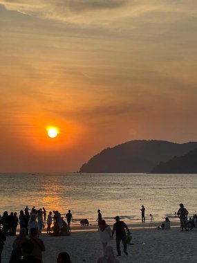 Denizin üzerinde güzel bir gün batımı