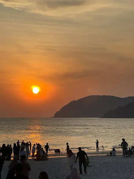 Denizin üzerinde güzel bir gün batımı