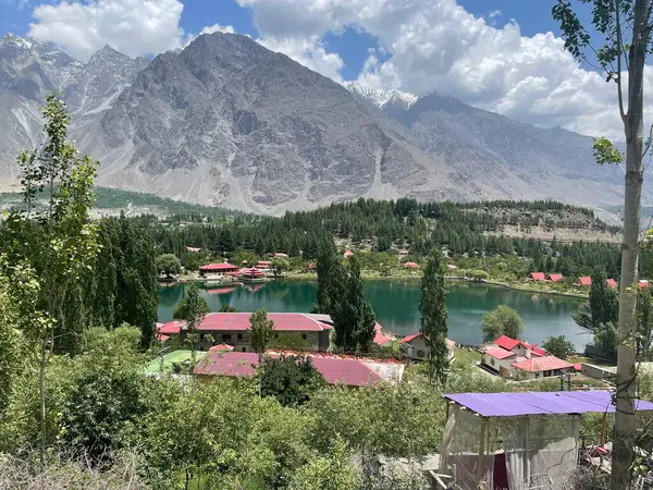 Dağlarda gölü olan güzel bir manzara.