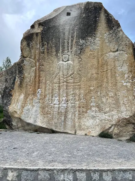 Büyük taşlı eski taş bir duvar.