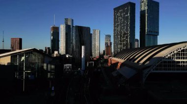 Manchester 'ın gündüz vakti İngiltere Şehir Merkezi' ndeki hava aracı görüntüleri. Deansgate Gökdelenleri 'ne doğru. Stock Video Klibi Görüntüsü