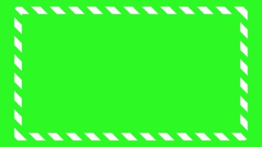 Yeşil ekran arka planında hareketli uyarı çizgisi sınırı. Krom anahtarlama için dikdörtgen bir çerçeve oluşturan kusursuz beyaz köşegen çizgileri döngüsü.