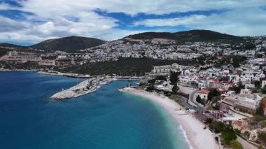 Lüks Kalkan: Beyaz Villalar, Marina ve Azure Mediterranean Coast 4K 60 fps panoramik manzara. Türkiye 'nin Akdeniz kıyısındaki pitoresk Kalkan Körfezi' nin 4k 'lik yüksek kaliteli görüntüsü