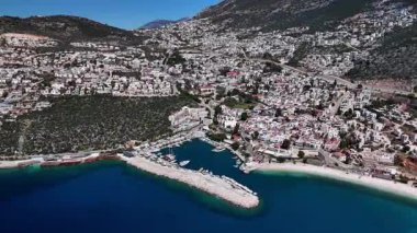 Lüks Kalkan: Beyaz Villalar, Marina ve Azure Mediterranean Coast 4K 60 fps panoramik manzara. Türkiye 'nin Akdeniz kıyısındaki pitoresk Kalkan Körfezi' nin 4k 'lik yüksek kaliteli görüntüsü