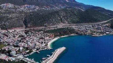Lüks Kalkan: Beyaz Villalar, Marina ve Azure Mediterranean Coast 4K 60 fps panoramik manzara. Türkiye 'nin Akdeniz kıyısındaki pitoresk Kalkan Körfezi' nin 4k 'lik yüksek kaliteli görüntüsü