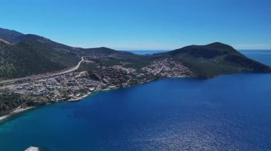 Lüks Kalkan: Beyaz Villalar, Marina ve Azure Mediterranean Coast 4K 60 fps panoramik manzara. Türkiye 'nin Akdeniz kıyısındaki pitoresk Kalkan Körfezi' nin 4k 'lik yüksek kaliteli görüntüsü