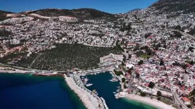 Lüks Kalkan: Beyaz Villalar, Marina ve Azure Mediterranean Coast 4K 60 fps panoramik manzara. Türkiye 'nin Akdeniz kıyısındaki pitoresk Kalkan Körfezi' nin 4k 'lik yüksek kaliteli görüntüsü