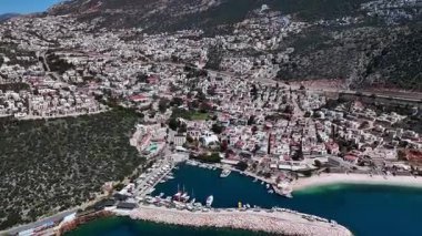 Lüks Kalkan: Beyaz Villalar, Marina ve Azure Mediterranean Coast 4K 60 fps panoramik manzara. Türkiye 'nin Akdeniz kıyısındaki pitoresk Kalkan Körfezi' nin 4k 'lik yüksek kaliteli görüntüsü