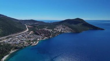 Lüks Kalkan: Beyaz Villalar, Marina ve Azure Mediterranean Coast 4K 60 fps panoramik manzara. Türkiye 'nin Akdeniz kıyısındaki pitoresk Kalkan Körfezi' nin 4k 'lik yüksek kaliteli görüntüsü