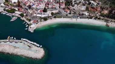 Lüks Kalkan: Beyaz Villalar, Marina ve Azure Mediterranean Coast 4K 60 fps panoramik manzara. Türkiye 'nin Akdeniz kıyısındaki pitoresk Kalkan Körfezi' nin 4k 'lik yüksek kaliteli görüntüsü