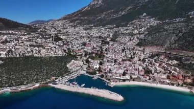 Lüks Kalkan: Beyaz Villalar, Marina ve Azure Mediterranean Coast 4K 60 fps panoramik manzara. Türkiye 'nin Akdeniz kıyısındaki pitoresk Kalkan Körfezi' nin 4k 'lik yüksek kaliteli görüntüsü